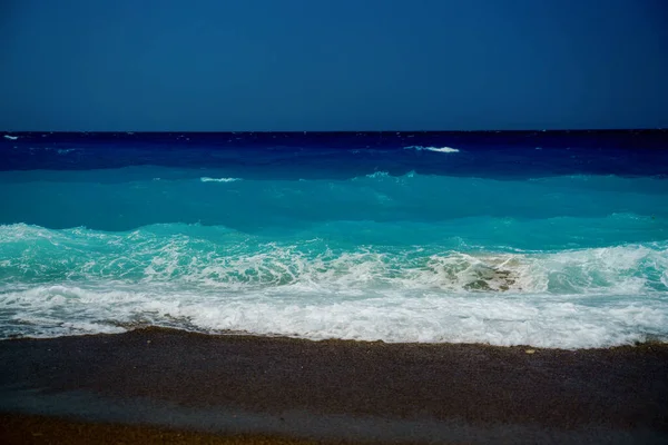 海岸、エーゲ海、ロードス島、ギリシャの穏やかな海の波の泡. — ストック写真