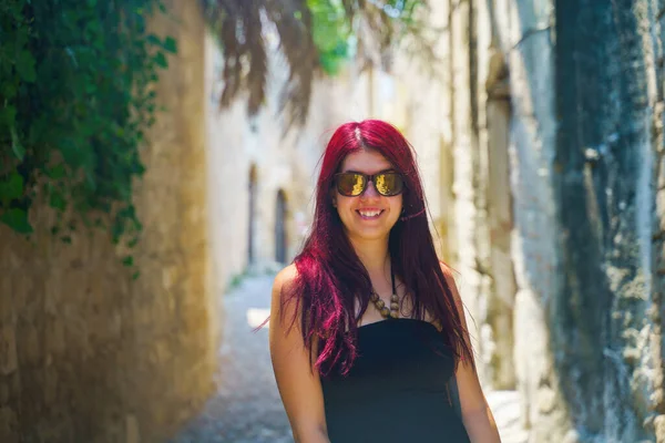 Viajante feliz mulher está andando e explorando ilha grega de Rodes, Dodecaneso, Grécia — Fotografia de Stock