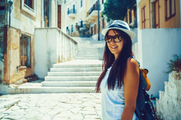 Menina viajante feliz na ilha grega de Symi, Dodecaneso, Grécia — Fotografia de Stock