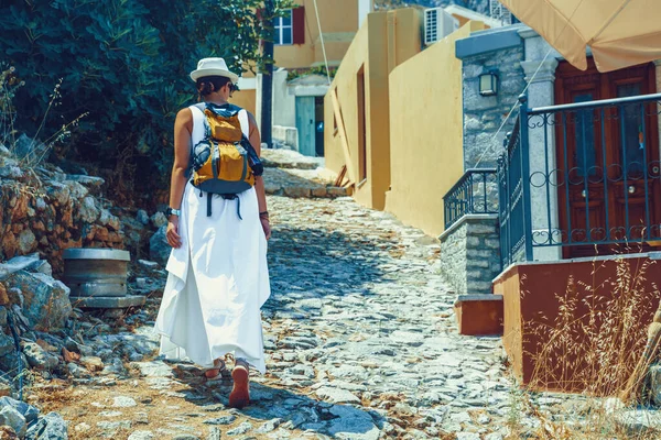 Mulher feliz viajante está andando e explorando ilha grega de Symi, Dodecaneso, Grécia — Fotografia de Stock