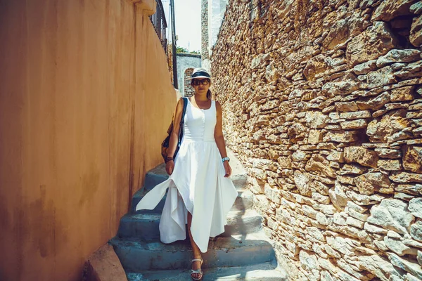Mulher feliz viajante está andando e explorando ilha grega de Symi, Dodecaneso, Grécia — Fotografia de Stock