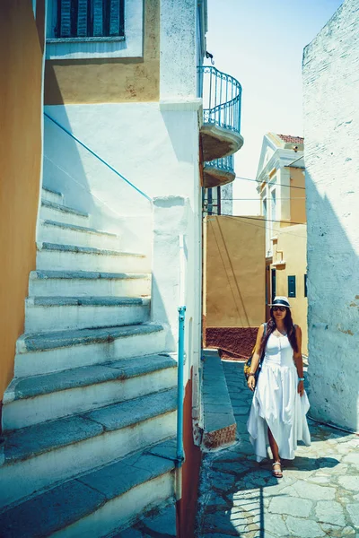Mulher feliz viajante está andando e explorando ilha grega de Symi, Dodecaneso, Grécia — Fotografia de Stock