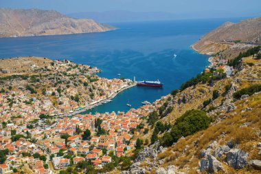 Yunanistan 'ın Dodecanese, Yunanistan' ın Symi adasındaki pitoresk köyün panoramik manzarası