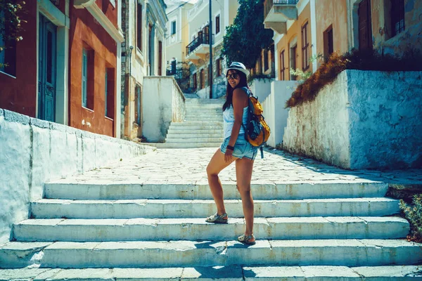 Mulher feliz viajante está andando e explorando ilha grega de Symi, Dodecaneso, Grécia — Fotografia de Stock