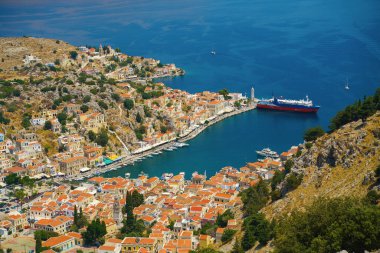 Yunanistan 'ın Dodecanese, Yunanistan' ın Symi adasındaki pitoresk köyün panoramik manzarası
