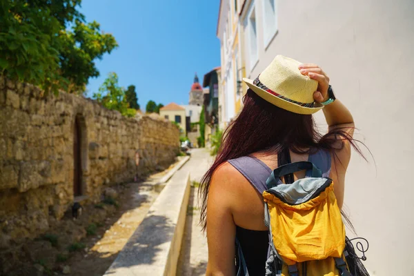 Viajante feliz mulher está andando e explorando ilha grega de Rodes, Dodecaneso, Grécia — Fotografia de Stock