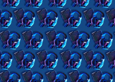 Oyun klavyesi, fare ve kulaklığı mavi arkaplanda olan kusursuz desen.