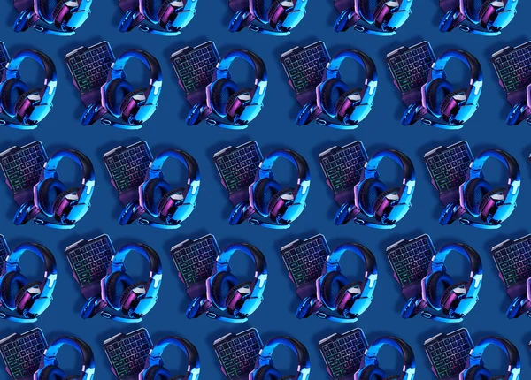 Бесшовный узор с играми клавиатуры, мыши и гарнитуры на синем фоне . — стоковое фото
