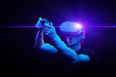 Sanal gerçeklik kulaklığı olan adam oyun oynuyor. Hata efektli resim.