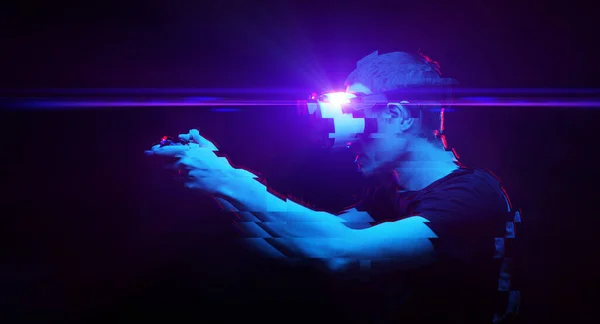Человек с гарнитурой виртуальной реальности играет в игру. Изображение с эффектом сбоя. — стоковое фото