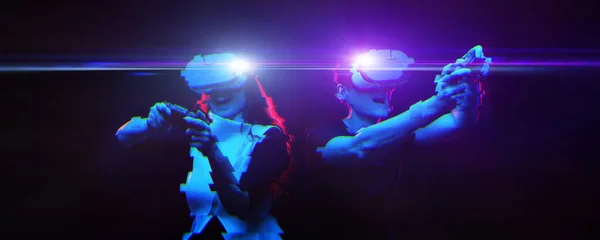 Couple avec casque de réalité virtuelle jouent jeu. Image avec effet de pépin. — Photo