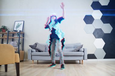 Kadın sanal gerçeklik kulaklığı kullanıyor. Hata efektli resim.