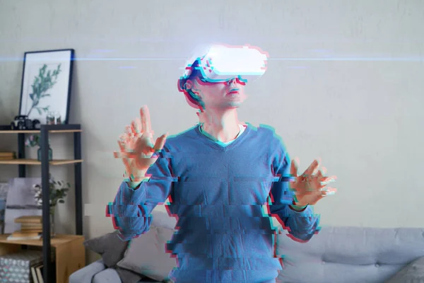 L'homme utilise un casque de réalité virtuelle. Image avec effet de pépin. — Photo