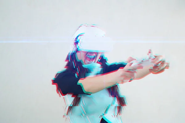 Женщина с гарнитурой виртуальной реальности играет в игру. Изображение с эффектом сбоя. — стоковое фото
