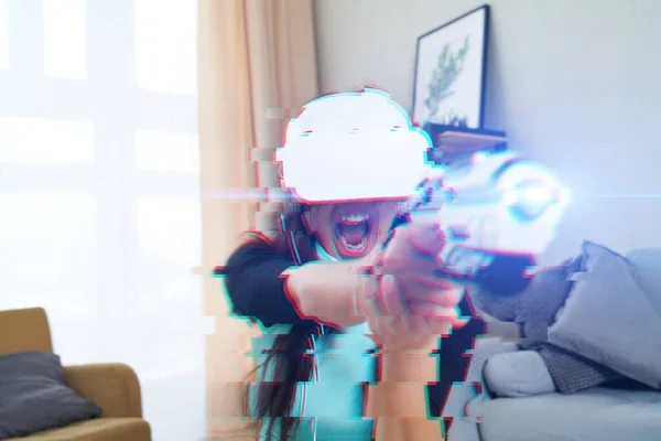 Frau mit Virtual-Reality-Headset spielt Spiel. Bild mit Pannen-Effekt. — Stockfoto