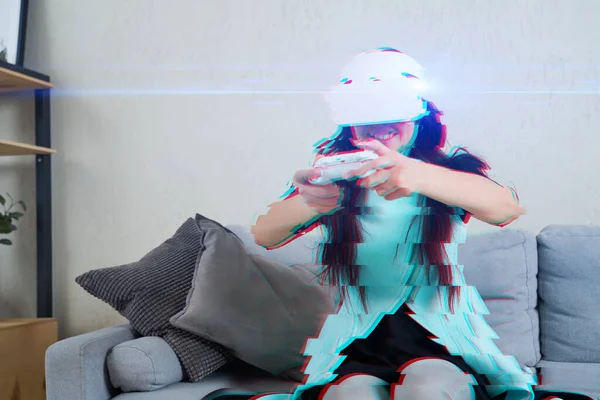 Mulher com fone de ouvido realidade virtual está jogando jogo. Imagem com efeito de falha . — Fotografia de Stock