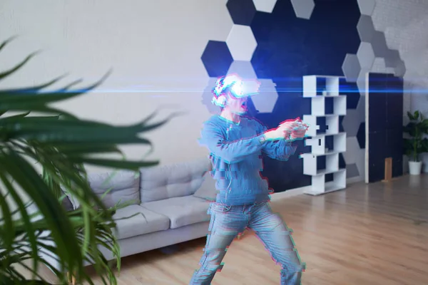 仮想現実ヘッドセットを持つ男がゲームをプレイしています。グリッチ効果のある画像. — ストック写真