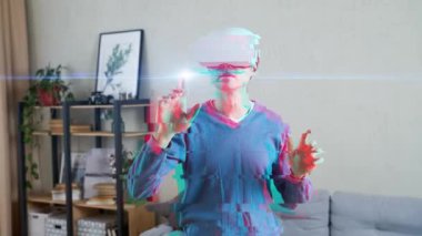 Adam sanal gerçeklik kulaklığı kullanıyor. Hata efektli resim.