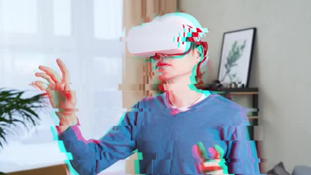 Людина використовує гарнітуру віртуальної реальності. Зображення з ефектом глюка . — стокове відео