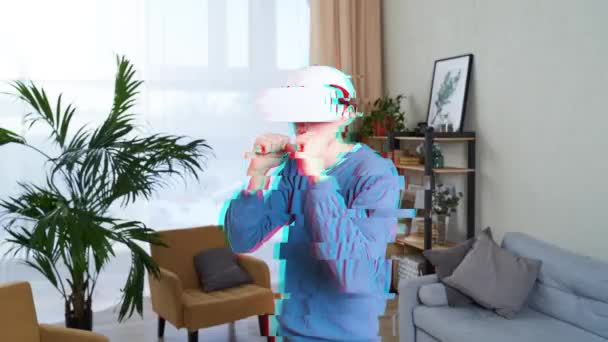 Человек использует гарнитуру виртуальной реальности. Изображение с эффектом сбоя . — стоковое видео
