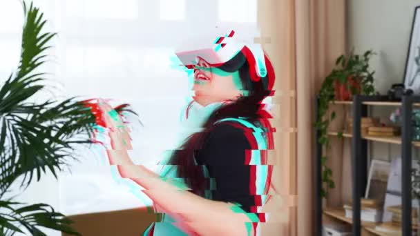 La mujer está usando auriculares de realidad virtual. Imagen con efecto glitch. — Vídeos de Stock