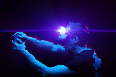 Sanal gerçeklik kulaklığı olan adam oyun oynuyor. Hata efektli resim.