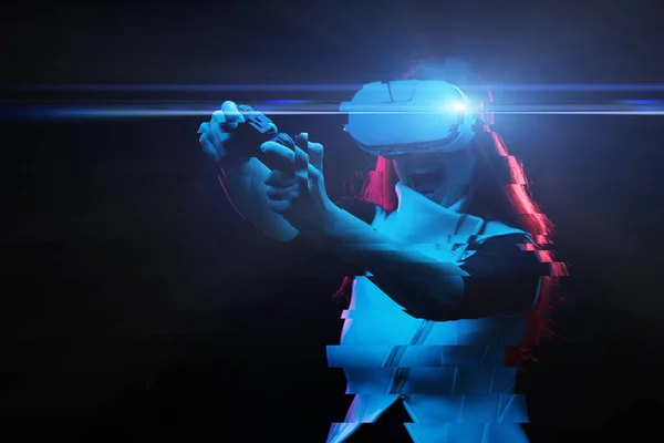 Kvinna med virtuell verklighet headset spelar spel. Bild med glitch effekt. — Stockfoto