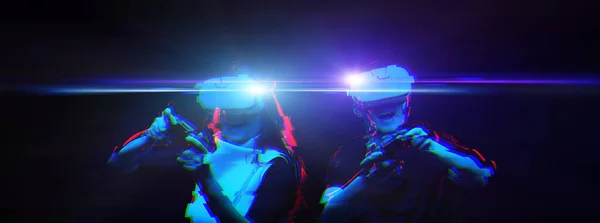 仮想現実ヘッドセットを持つカップルがゲームをプレイしています。グリッチ効果のある画像. — ストック写真