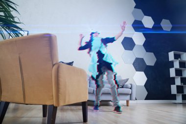 Kadın sanal gerçeklik kulaklığı kullanıyor. Hata efektli resim.