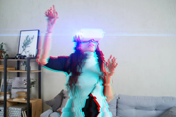 Vrouw gebruikt virtual reality headset. Afbeelding met glitch effect. — Stockfoto