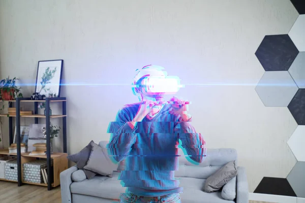 仮想現実ヘッドセットを持つ男は、ゲームや戦いをプレイしています。グリッチ効果のある画像. — ストック写真