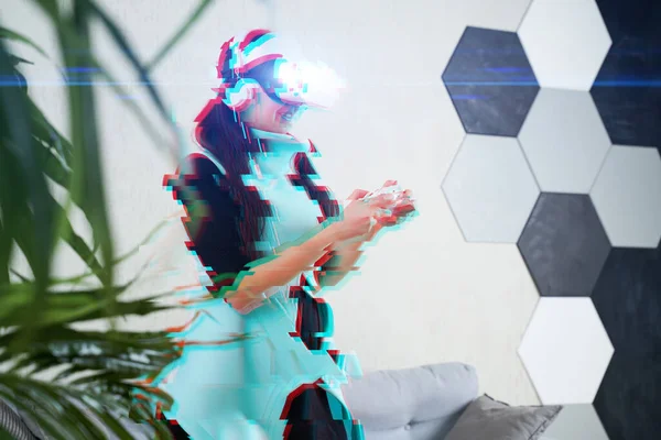 Mujer con auriculares de realidad virtual está jugando juego. Imagen con efecto glitch . —  Fotos de Stock