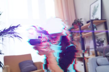 Sanal gerçeklik kulaklıklı kadın oyun oynuyor. Hata efektli resim.