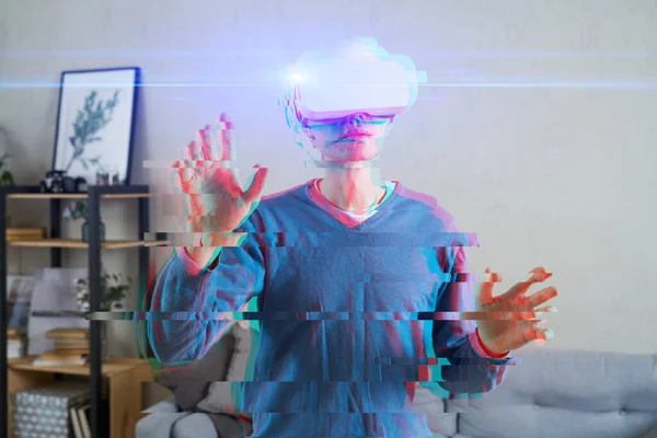 Människan använder headset för virtuell verklighet. Bild med glitch effekt. — Stockfoto