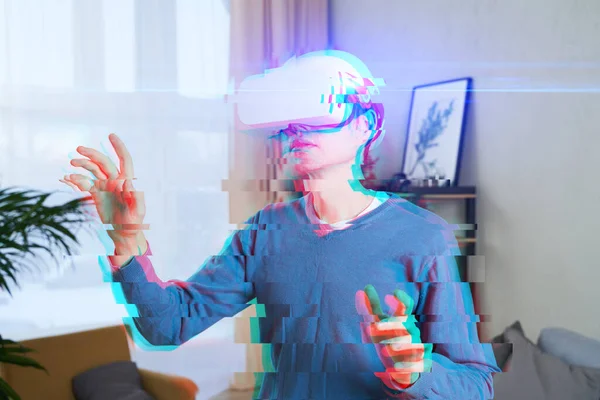 L'homme utilise un casque de réalité virtuelle. Image avec effet de pépin. — Photo