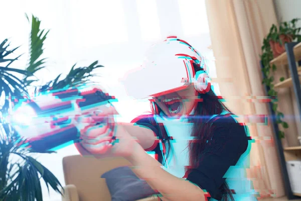 Vrouw met virtual reality headset speelt spel. Afbeelding met glitch effect. — Stockfoto