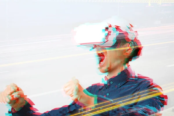 Hombre con auriculares de realidad virtual está jugando juego. Imagen con efecto glitch . — Foto de Stock