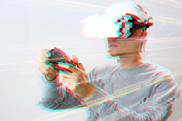 Uomo con auricolare realtà virtuale sta giocando. Immagine con effetto glitch. — Foto Stock