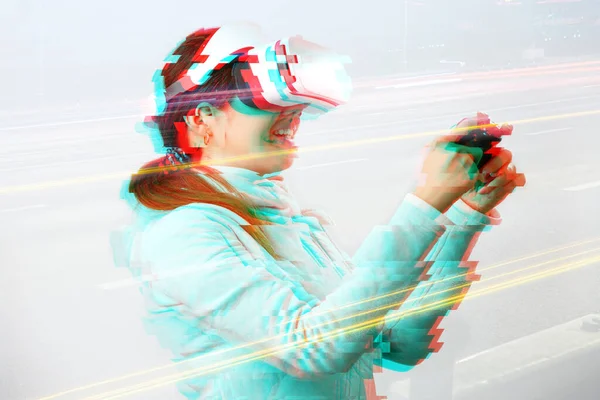 Mujer con auriculares de realidad virtual está jugando juego. Imagen con efecto glitch . — Foto de Stock