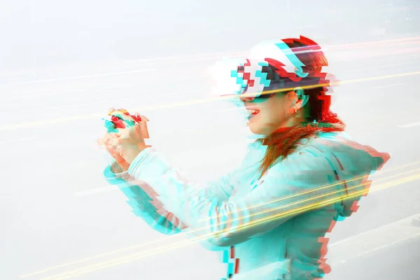 Mujer con auriculares de realidad virtual está jugando juego. Imagen con efecto glitch . — Foto de Stock
