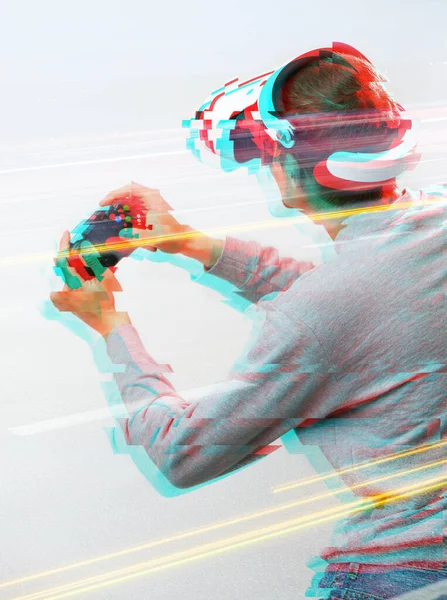 Hombre con auriculares de realidad virtual está jugando juego. Imagen con efecto glitch . — Foto de Stock