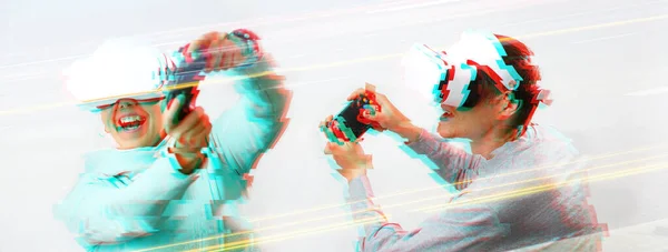 Mann und Frau mit Virtual-Reality-Headset spielen Spiel. Bild mit Pannen-Effekt. — Stockfoto