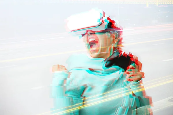 Donna con auricolare realtà virtuale sta giocando. Immagine con effetto glitch. — Foto Stock