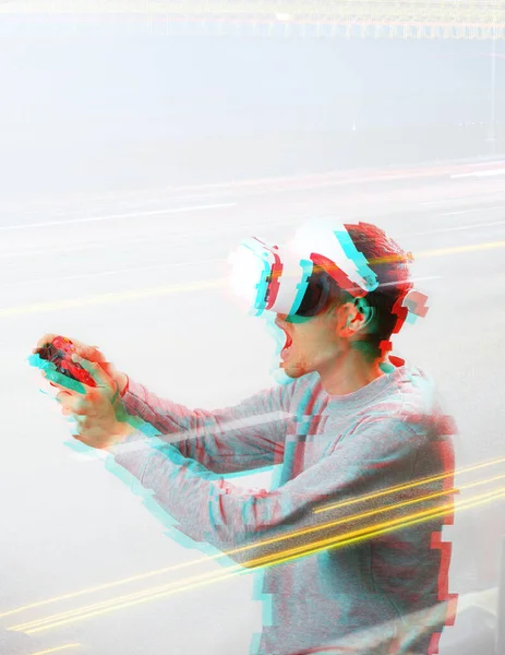 Людина з гарнітурою віртуальної реальності грає в гру. Зображення з ефектом глюка . — стокове фото