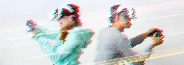 Homem e mulher com fone de ouvido realidade virtual estão jogando jogo. Imagem com efeito de falha . — Fotografia de Stock