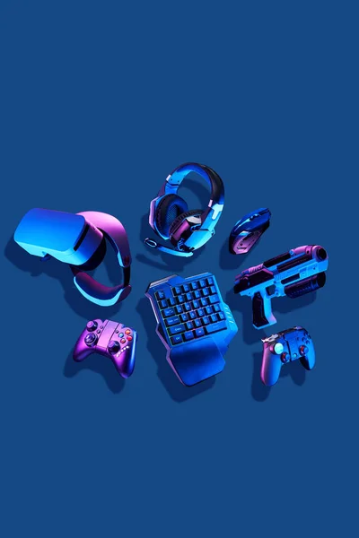 Óculos de realidade virtual, gamepads e controladores de jogos de blaster, teclado de jogos, mouse e fone de ouvido . — Fotografia de Stock