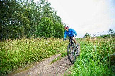 Erkekler bisiklete biniyor..