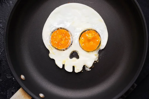 Stekta ägg i form av en dödskalle. Halloween frukost. — Stockfoto