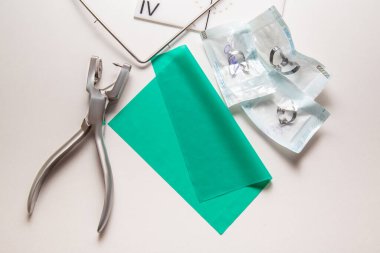 Masanın üzerine cofferdam (rubberdam ve clamp) kurmak için araçlar. Diş araçları.