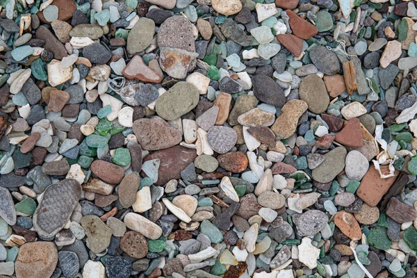 Beach stones background with green stones — Stock Photo, Image